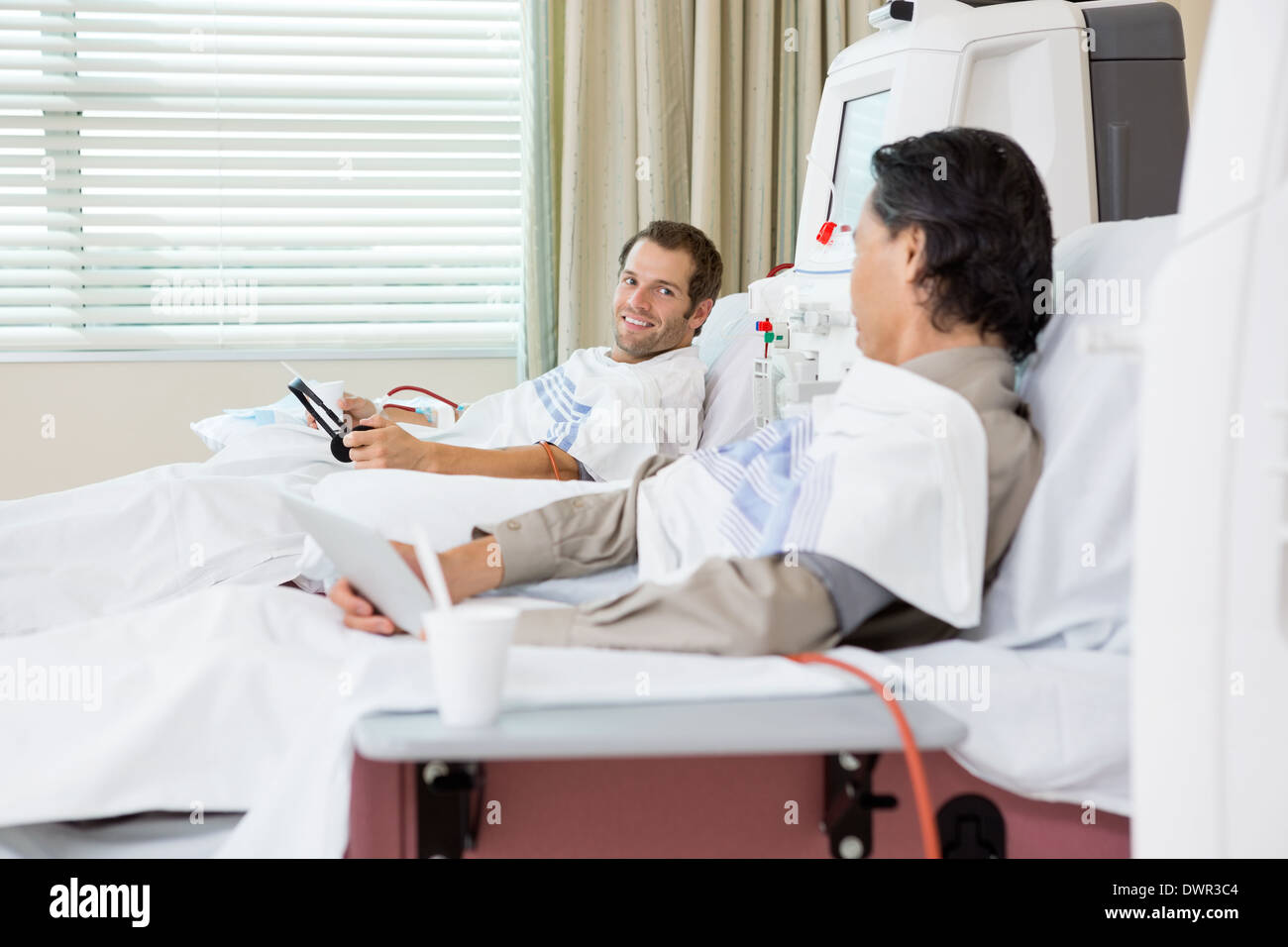 Patienten, die eine Dialyse-Behandlung im Krankenhaus Stockfoto
