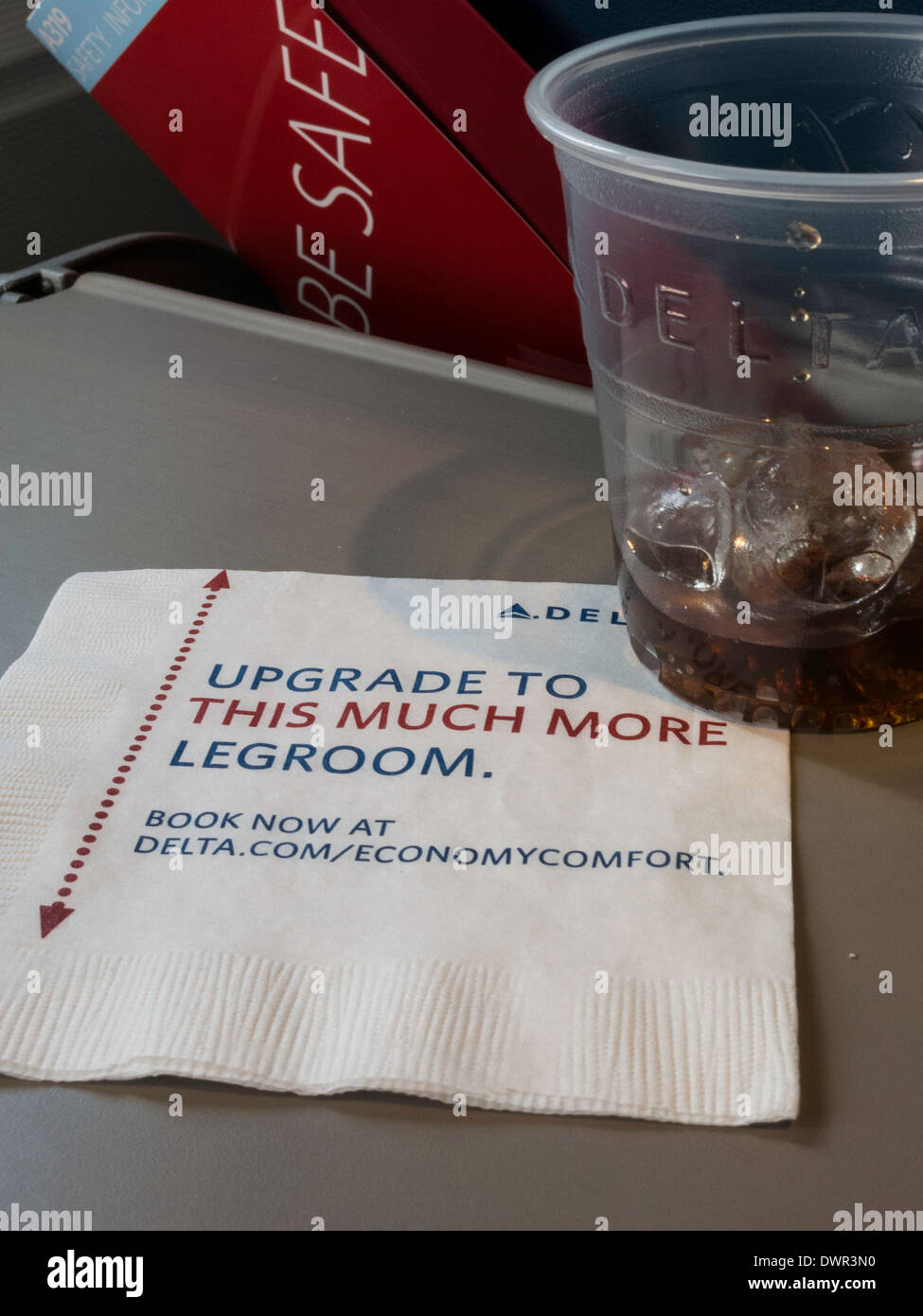 Delta Airlines Inflight Getränkeservice am Flugzeug Tablett Tisch, USA, USA Stockfoto