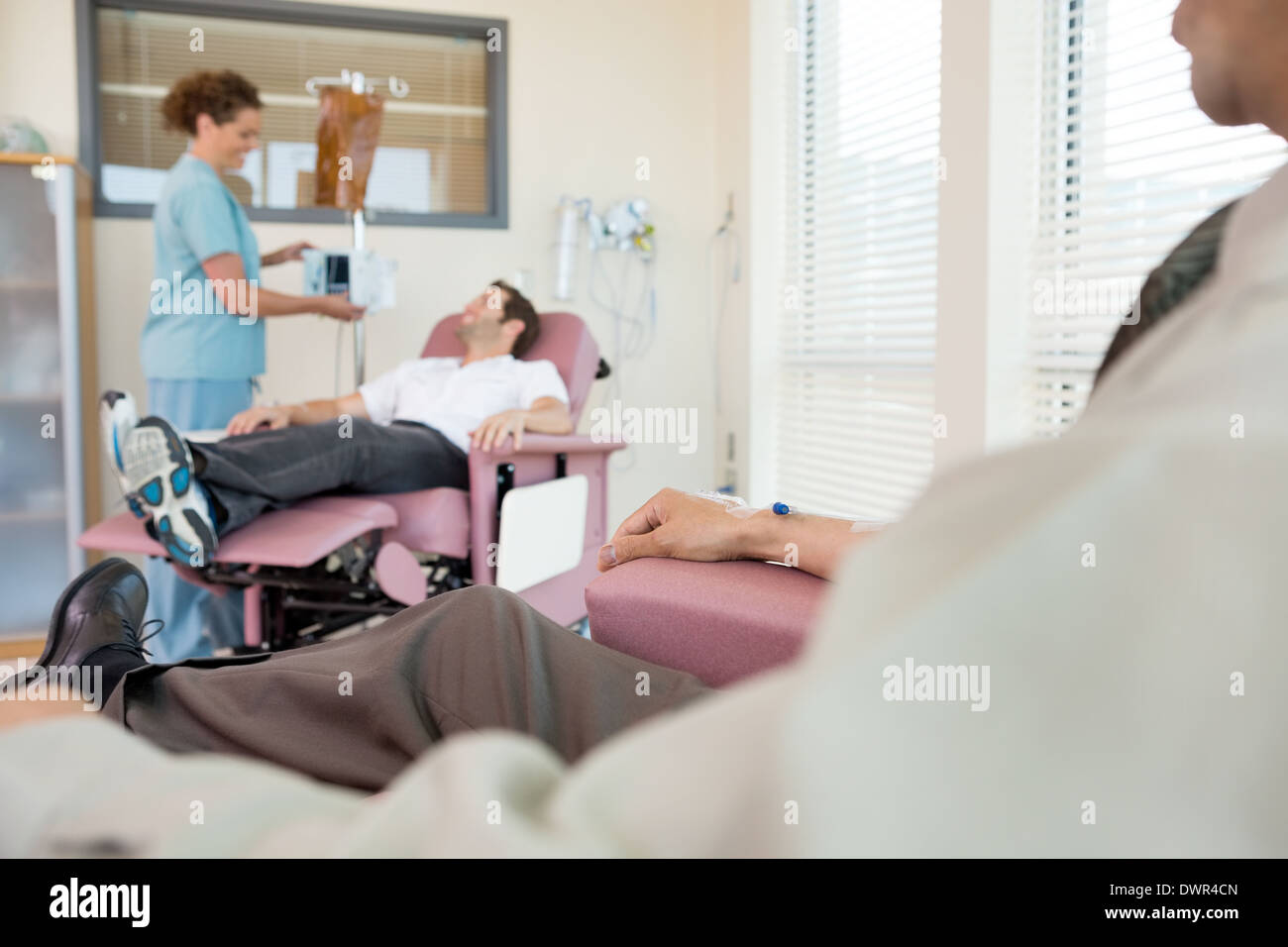 Weiblich-Krankenschwester Einstellung IV Maschine für Patienten Stockfoto