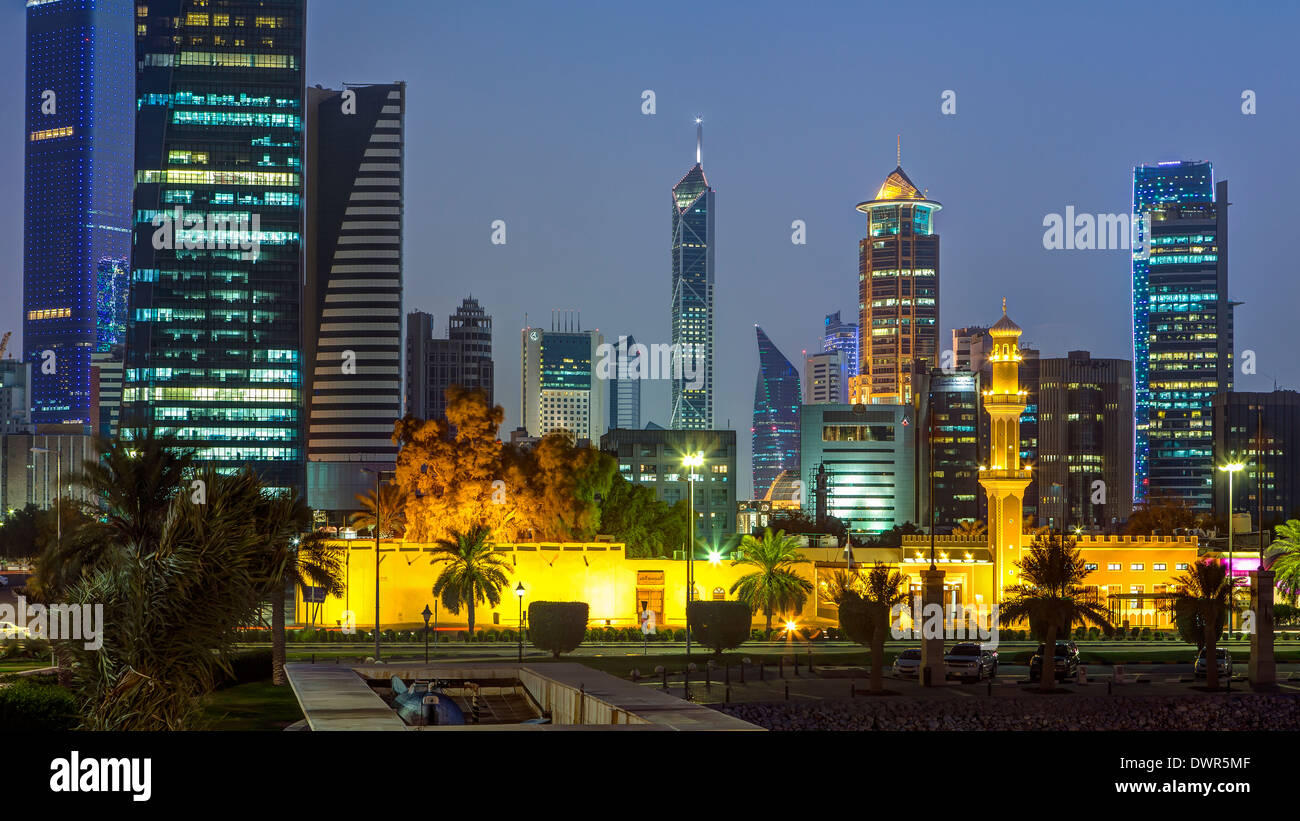 Kuwait-Stadt, Kuwait, Skyline der Stadt von Souk Shark Mall gesehen Stockfoto