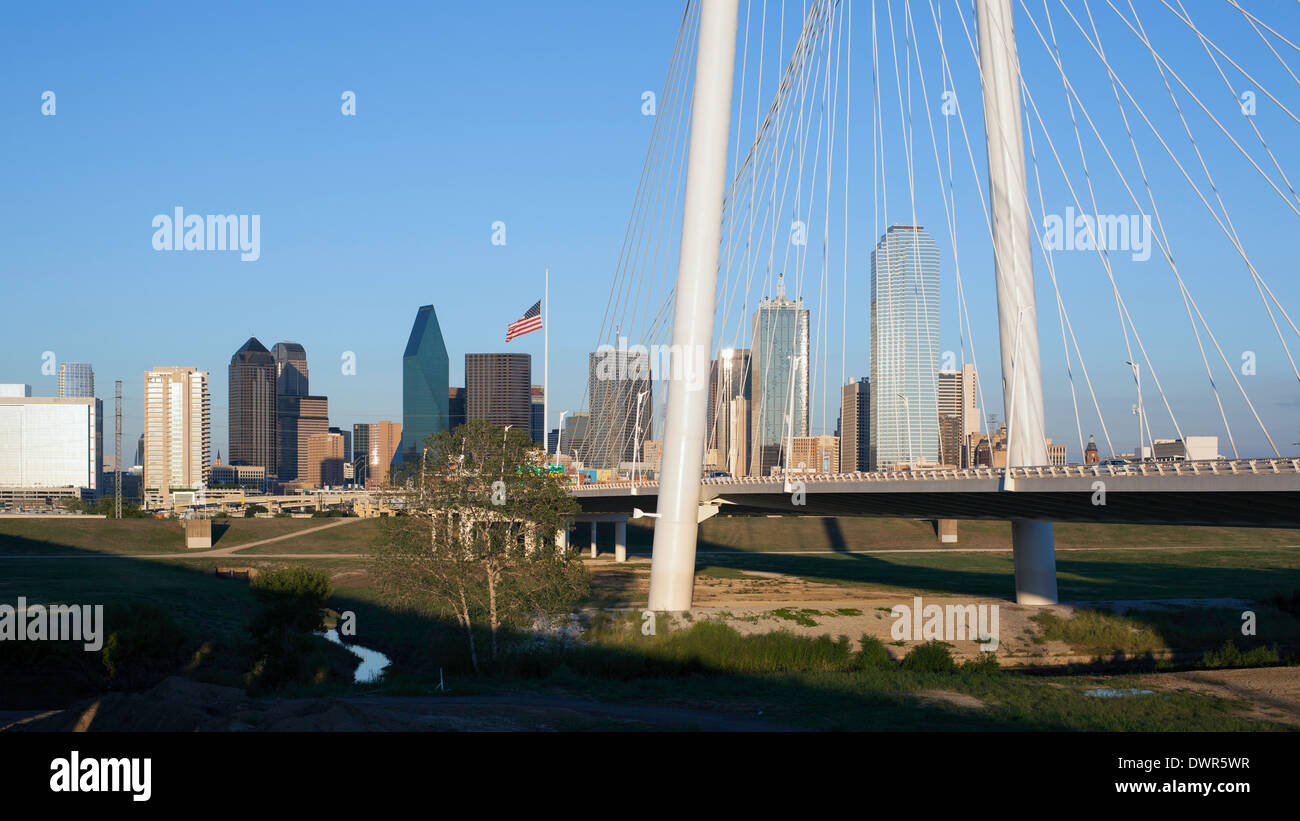 Skyline von Dallas, Texas, USA, Autobahn-Brücke und der Innenstadt Stockfoto