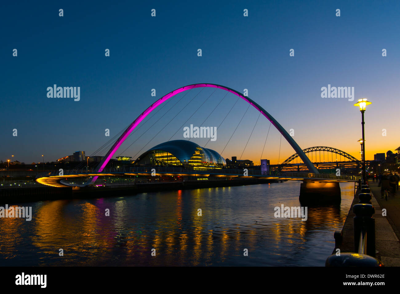 Ein Abendrot wählt die Tyne-Brücke, während die Millennium Bridge Sage Gateshead skizziert. Stockfoto