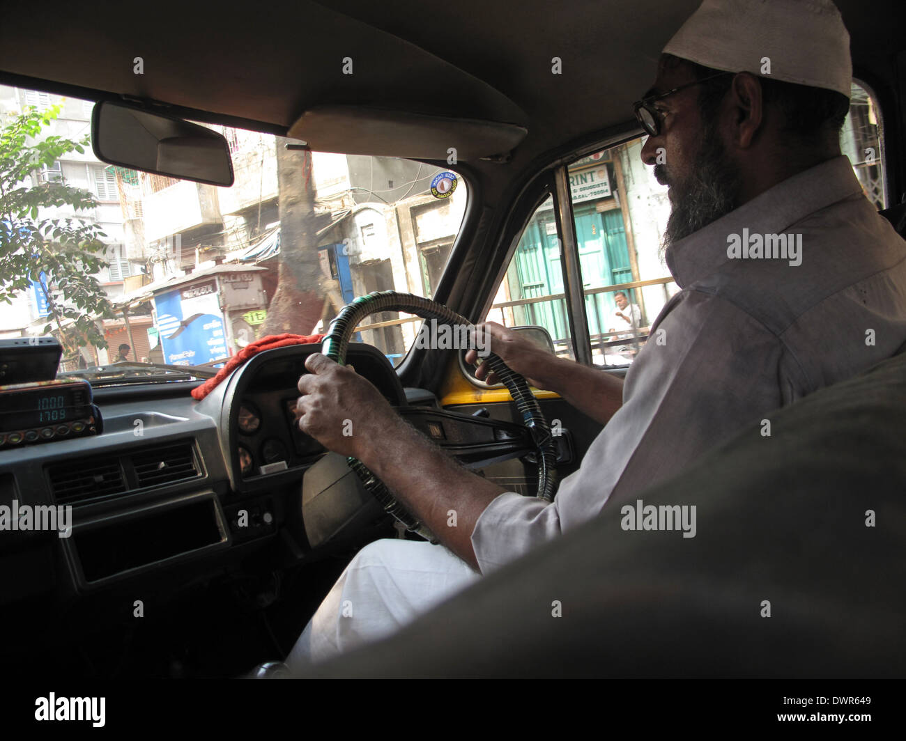 Taxi-Fahrer seinen Weg durch den dichten Verkehr Staus auf einer belebten Straße in Kolkata, Indien Stockfoto