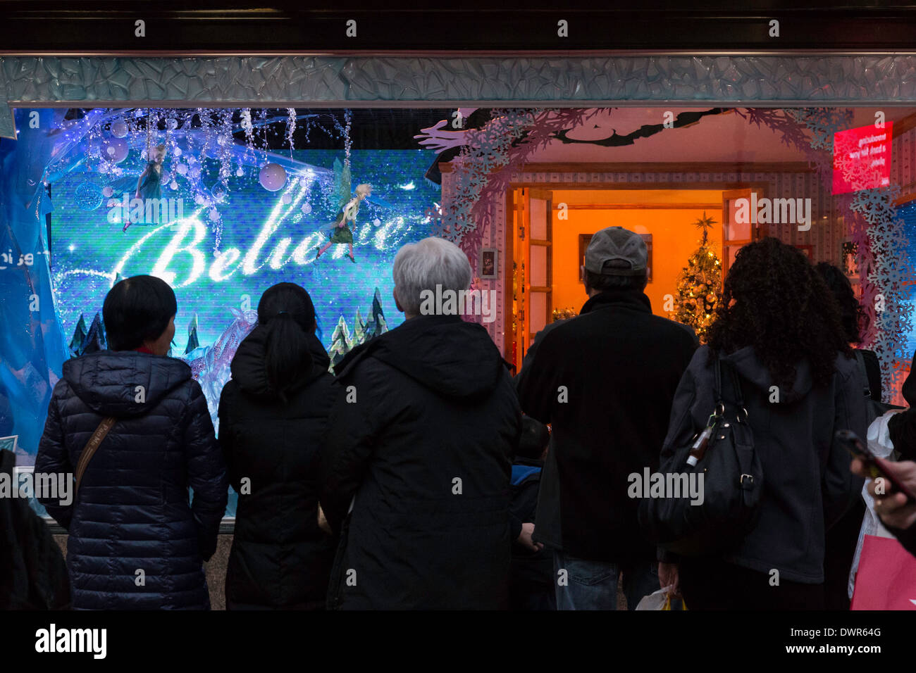 Massen an Urlaub Windows, Weihnachten, Kaufhaus Macy's, Herald Square, NYC, USA Stockfoto