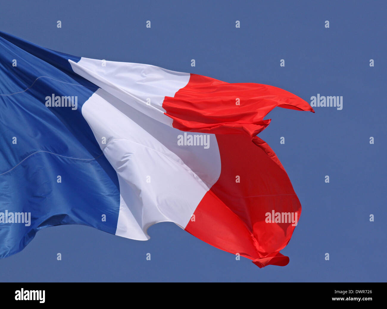 Nahaufnahme der französischen Flagge über blauen Himmel Stockfoto