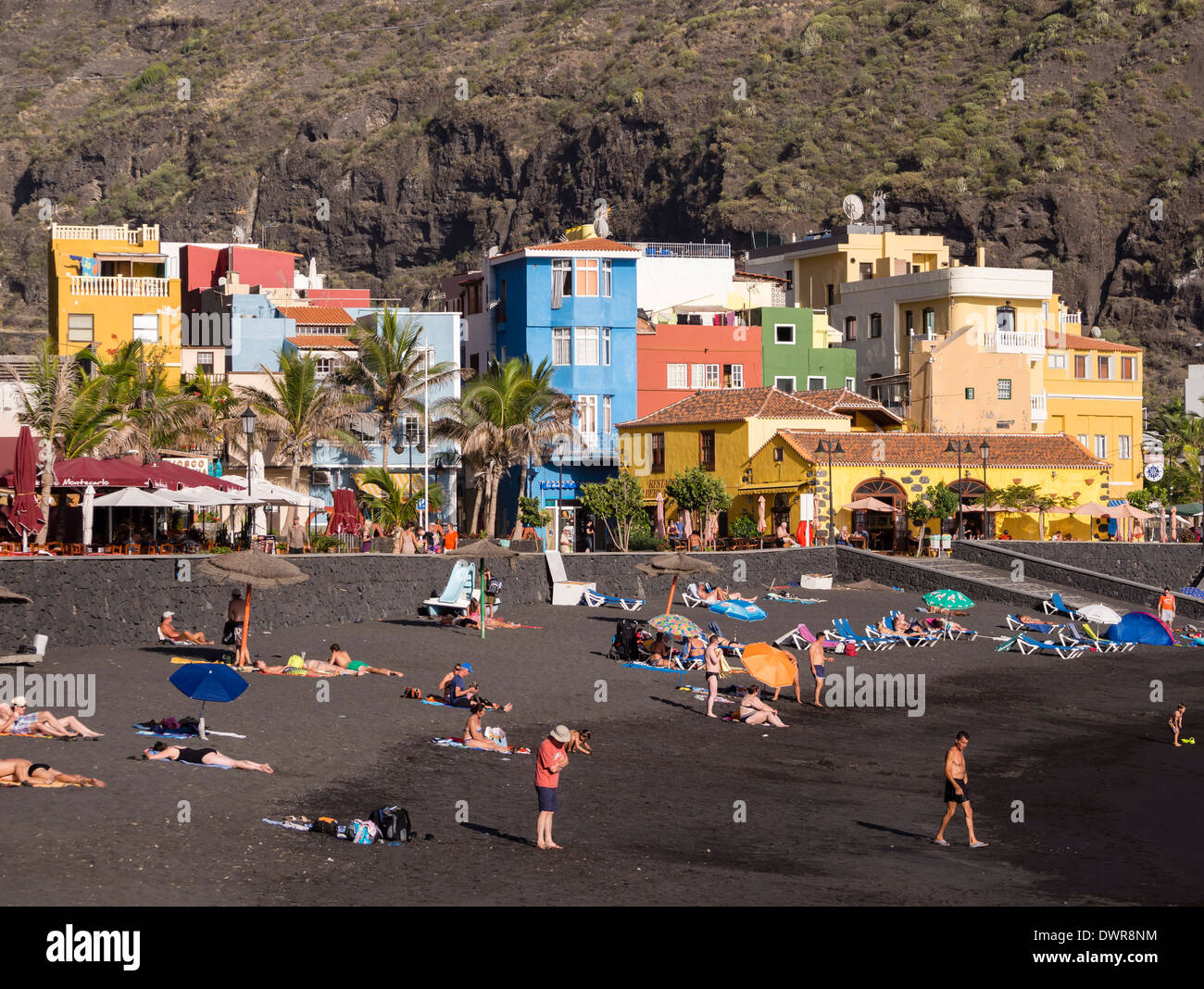 Die dunklen schwarzen Sand Strand von Puerto de Tazacorte auf der Kanareninsel La Palma. Stockfoto