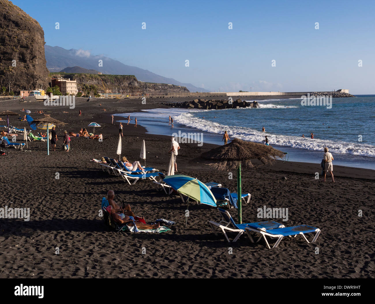 Die dunklen schwarzen Sand Strand von Puerto de Tazacorte auf der Kanareninsel La Palma. Stockfoto