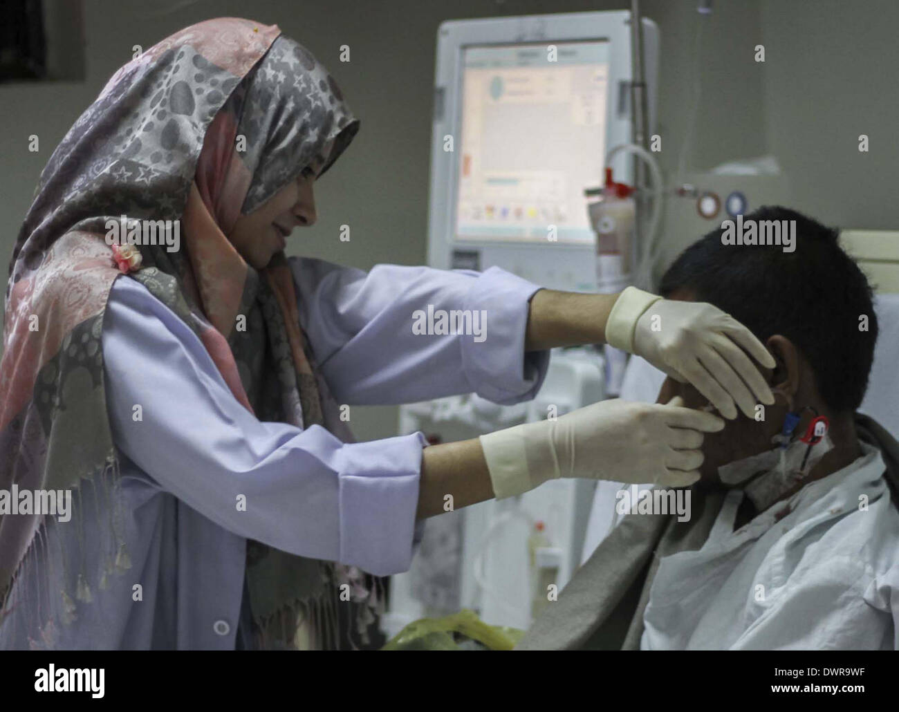 Welttag der Niere, am 13. März jedes Jahr markiert, soll zur Sensibilisierung für die Bedeutung der unsere Nieren für unsere allgemeine Gesundheit und zur Verringerung der Häufigkeit und Auswirkungen von Nierenerkrankungen und der damit verbundenen Gesundheitsprobleme weltweit. Auf diesem Foto ist ein Nieren-Patienten bei SIUT in Karachi auf Mittwoch, 12. März 2014 behandelt. Stockfoto
