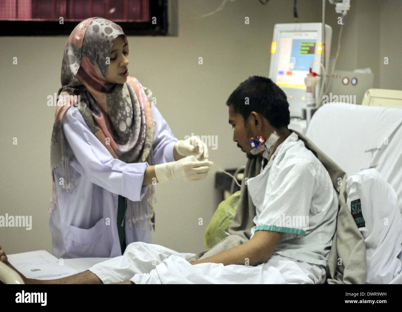 Welttag der Niere, am 13. März jedes Jahr markiert, soll zur Sensibilisierung für die Bedeutung der unsere Nieren für unsere allgemeine Gesundheit und zur Verringerung der Häufigkeit und Auswirkungen von Nierenerkrankungen und der damit verbundenen Gesundheitsprobleme weltweit. Auf diesem Foto ist ein Nieren-Patienten bei SIUT in Karachi auf Mittwoch, 12. März 2014 behandelt. Stockfoto