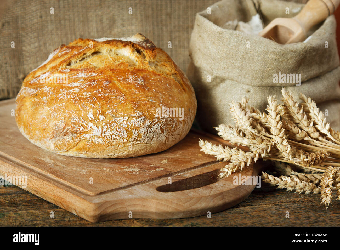 Brotlaib auf Holztisch Stockfoto