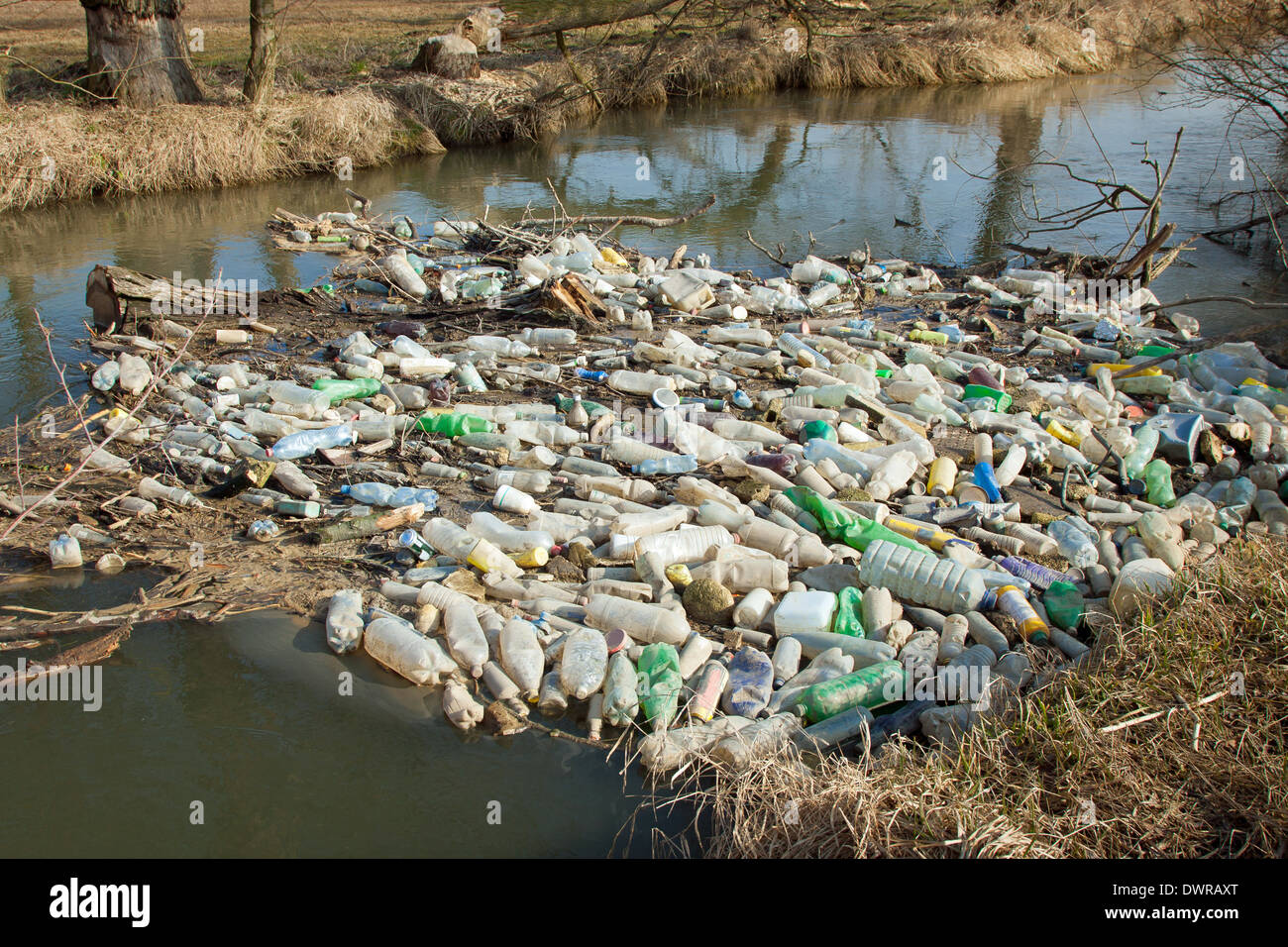 Verschmutzung der Umwelt. Kunststoff, vergeuden Sie Glas und Metall im Fluss auf Frühjahr Stockfoto