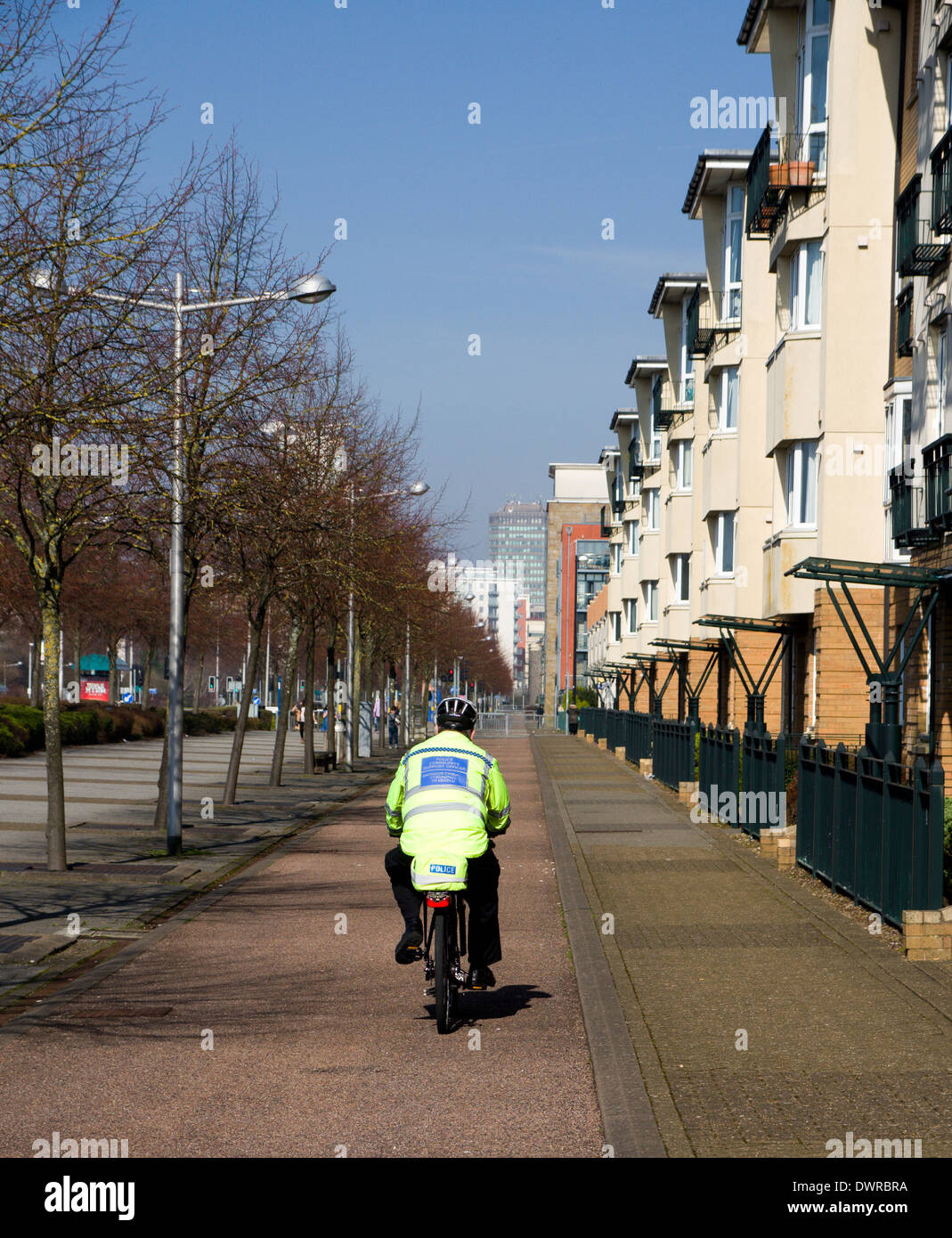 Community Support Polizist auf Fahrrad, Bucht von Lloyd George Avenue, Cardiff, Wales. Stockfoto