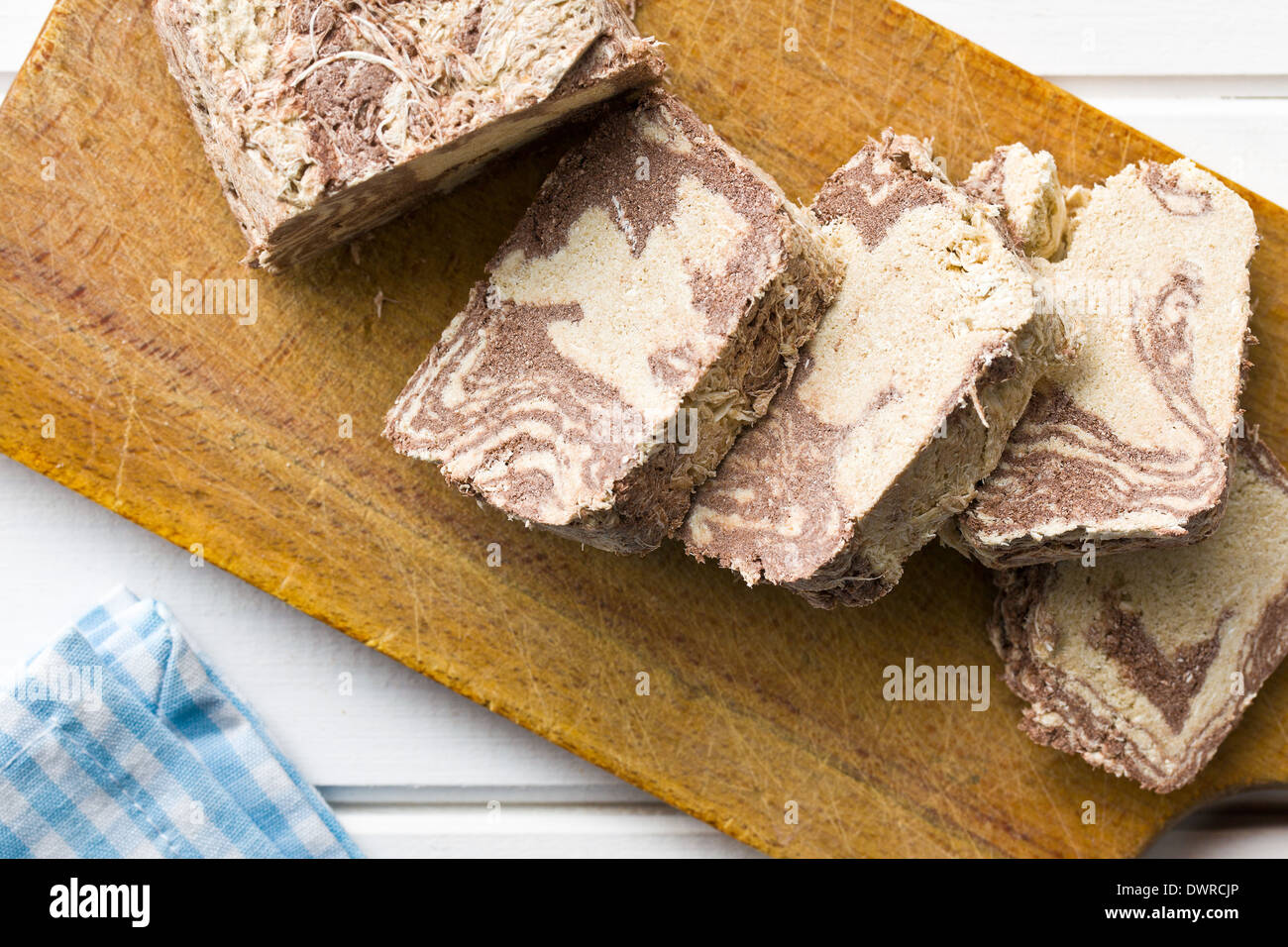 Stücke von leckeren Halva am Küchentisch Stockfoto