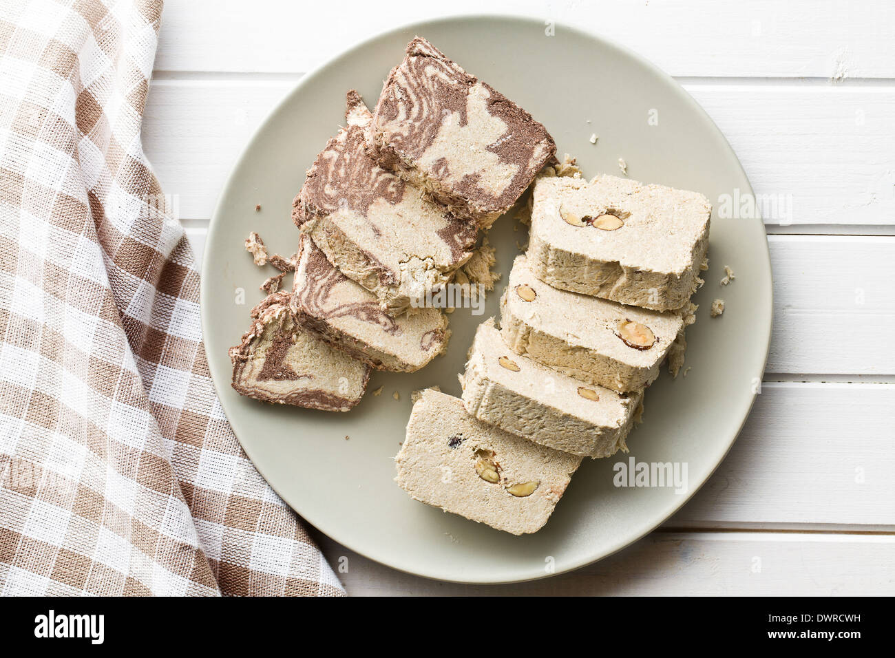 Stücke von leckeren Halva am Küchentisch Stockfoto