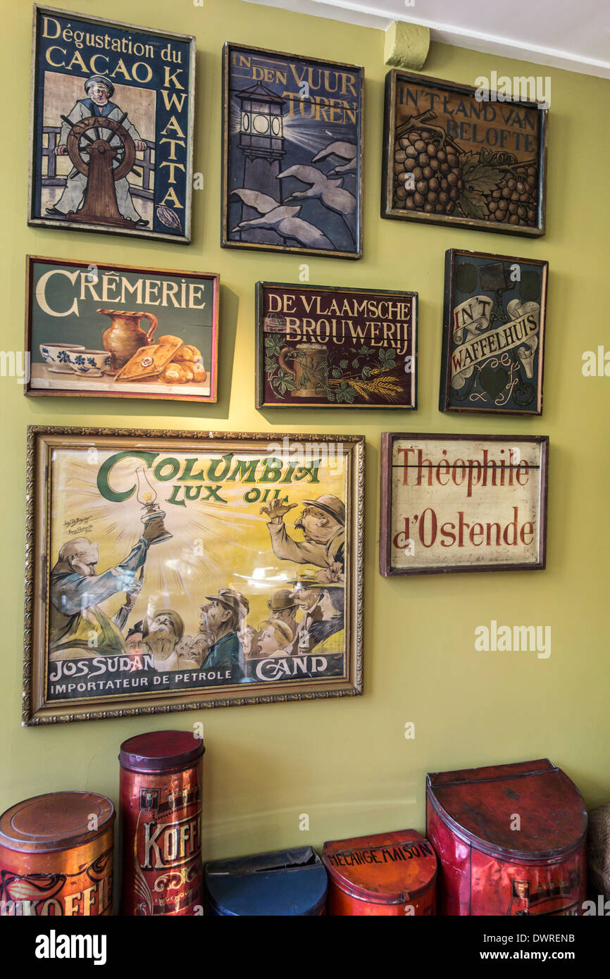 Sammlung von Schildern der Betriebe und Zeichen der Geschäfte des frühen zwanzigsten Jahrhunderts, Haus von Alijn Museum, Gent, Belgien Stockfoto