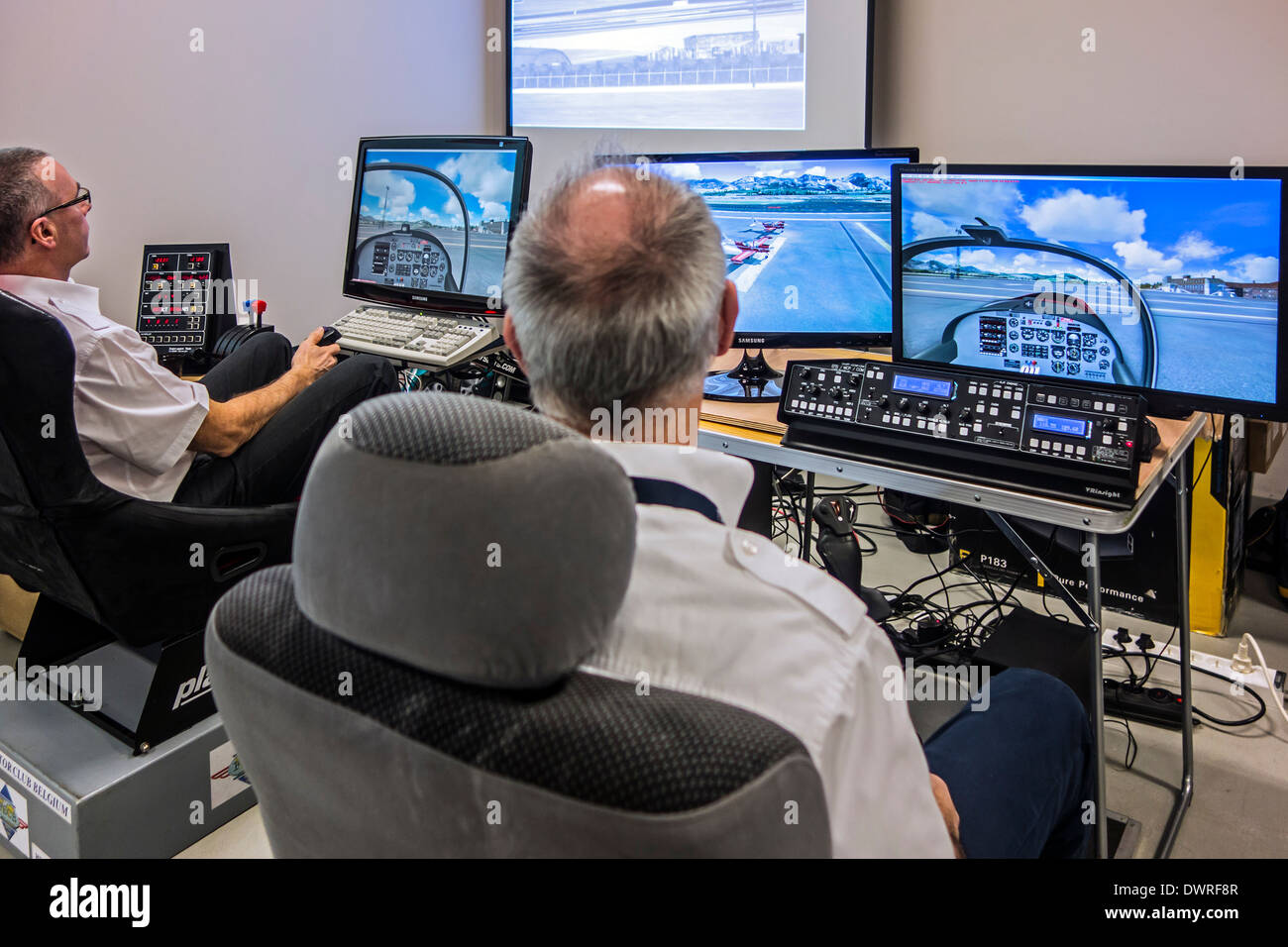 Zwei Manner Die Navigation Durch Virtuelle Flugzeuge In Amateur