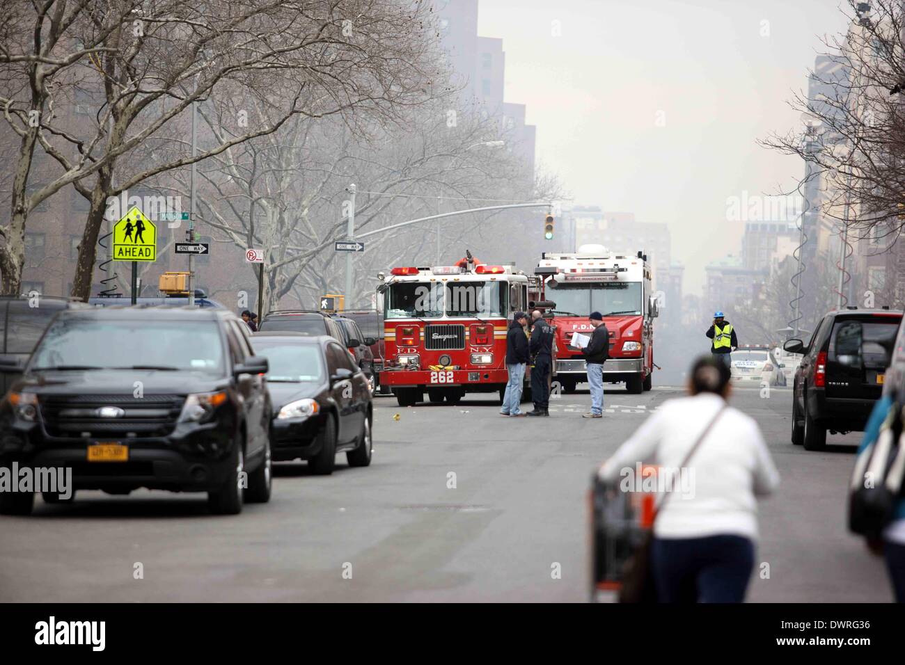 New York, USA. 12. März 2014. Feuerwehrleute arbeiten am Ort der Explosion im New Yorker East Harlem Nachbarschaft, 12. März 2014. Mindestens zwei Menschen wurden getötet und 18 weitere verletzt, als zwei Wohnhäuser am Mittwoch bei einer Explosion in New York East Harlem Nachbarschaft zusammenbrach Behörden sagten. Bildnachweis: Wu Rong/Xinhua/Alamy Live-Nachrichten Stockfoto