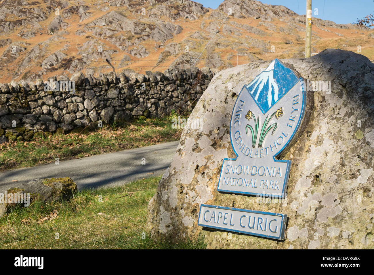 Zweisprachige Zeichen für Snowdonia-Nationalpark in Capel Curig, Conwy, North Wales, UK, Großbritannien Stockfoto