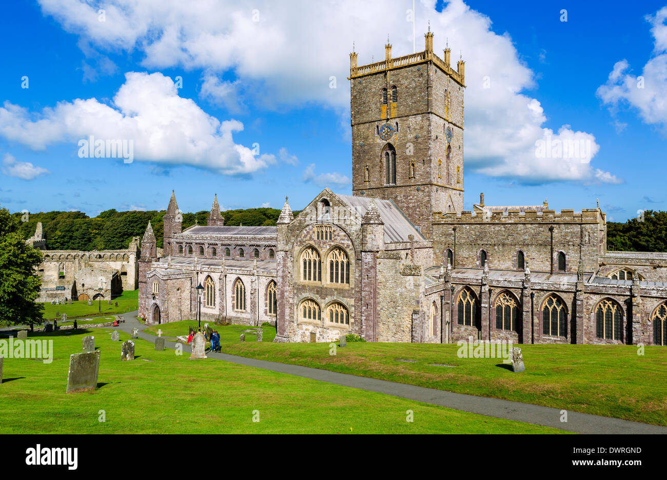 St. Davids Kathedrale mit dem Bischofspalast hinter, St Davids, Pembrokeshire, Wales, UK Stockfoto