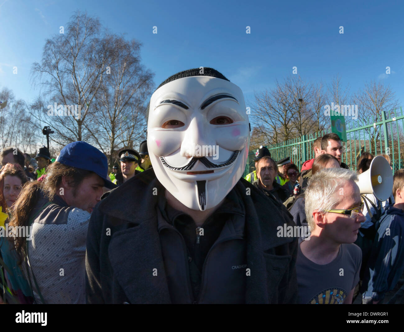Mann mit anonymen Maske, die Teilnahme an einem Anti-Fracking-Protest auf Barton Moss Straße nach der Igas Bohranlage. Stockfoto