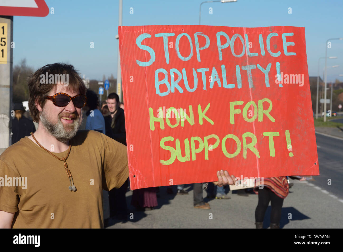 Barton Moss Anti-Fracking Demonstranten mit Schild über Greater Manchester Polizei taktische Hilfe Unit Brutalität gegen Sie Stockfoto