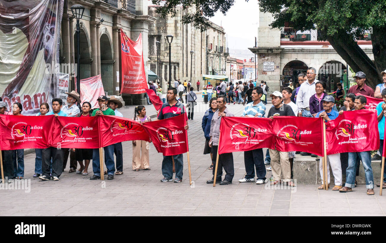 nach dem März im zentralen Stadtteil am 6. März 2014 Antorchista anti-Armut Bewegung Campesinos zurück zum Zocalo für reden Stockfoto