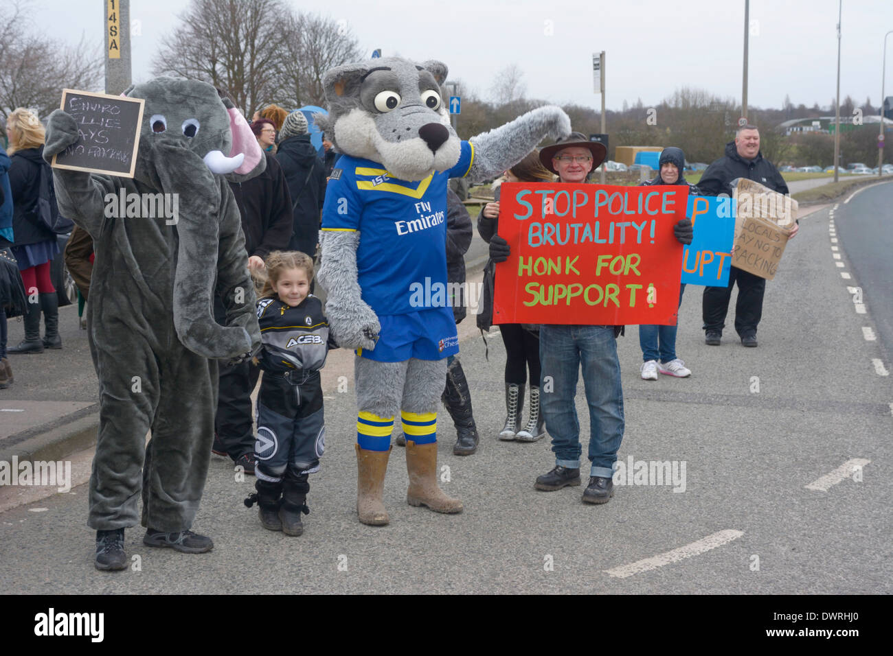 Barton Moss Anti-Fracking Demonstranten mit Schild über Greater Manchester Polizei taktische Hilfe Unit Brutalität gegen Sie Stockfoto