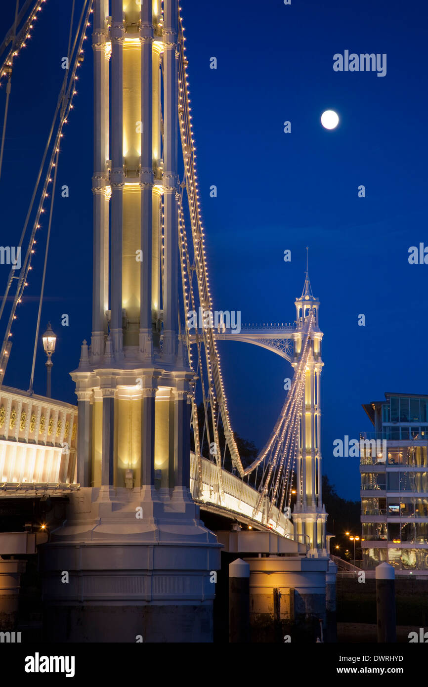 Albert Bridge über die Themse in London, mit Lichtern und der Mond scheint durch den Nachthimmel hinter geschmückt. Stockfoto