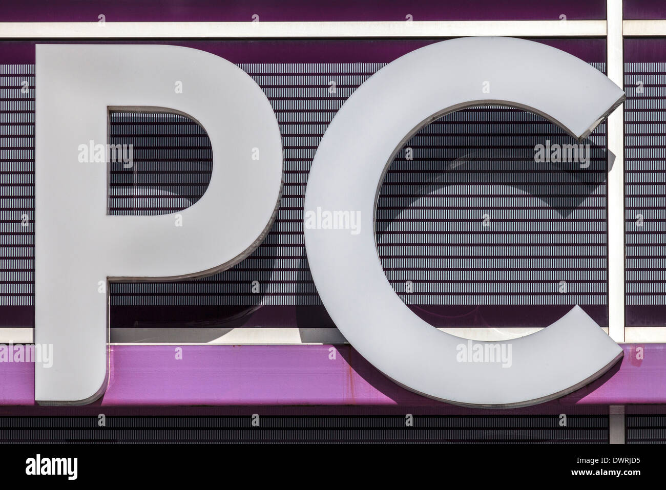 Shop Zeichen mit den Buchstaben PC als Teil der PC-Welt elektronische Steckdose Stockfoto