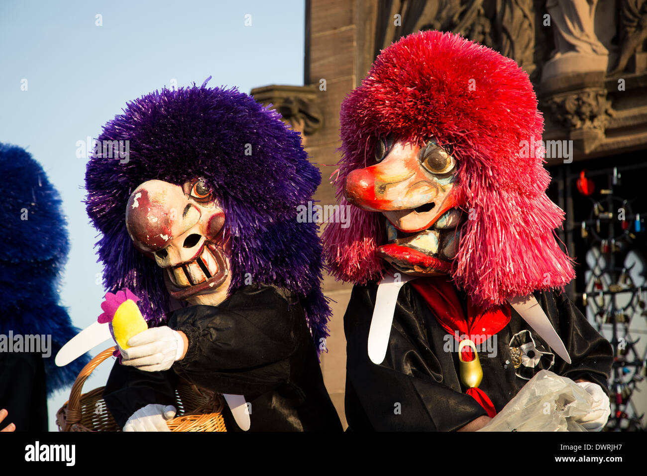 Zwei Waggis bei der Parade der Basler Fasnacht in der Schweiz. Stockfoto