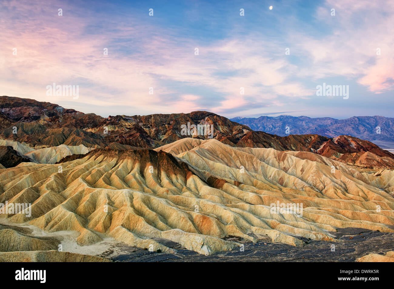 Bürgerlichen Dämmerung in der Morgendämmerung fängt den Mond über Golden Canyon Badlands im kalifornischen Death Valley National Park. Stockfoto