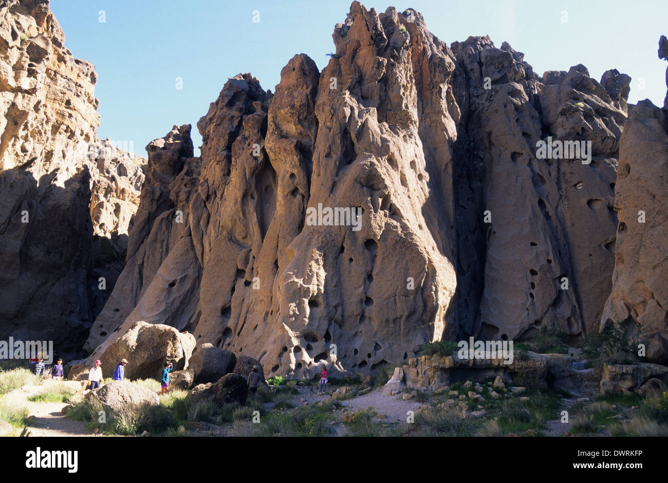 Elk248-2743 Kalifornien, Mojave National Preserve, Loch in der Wand des Ringes Trail Landschaft Stockfoto