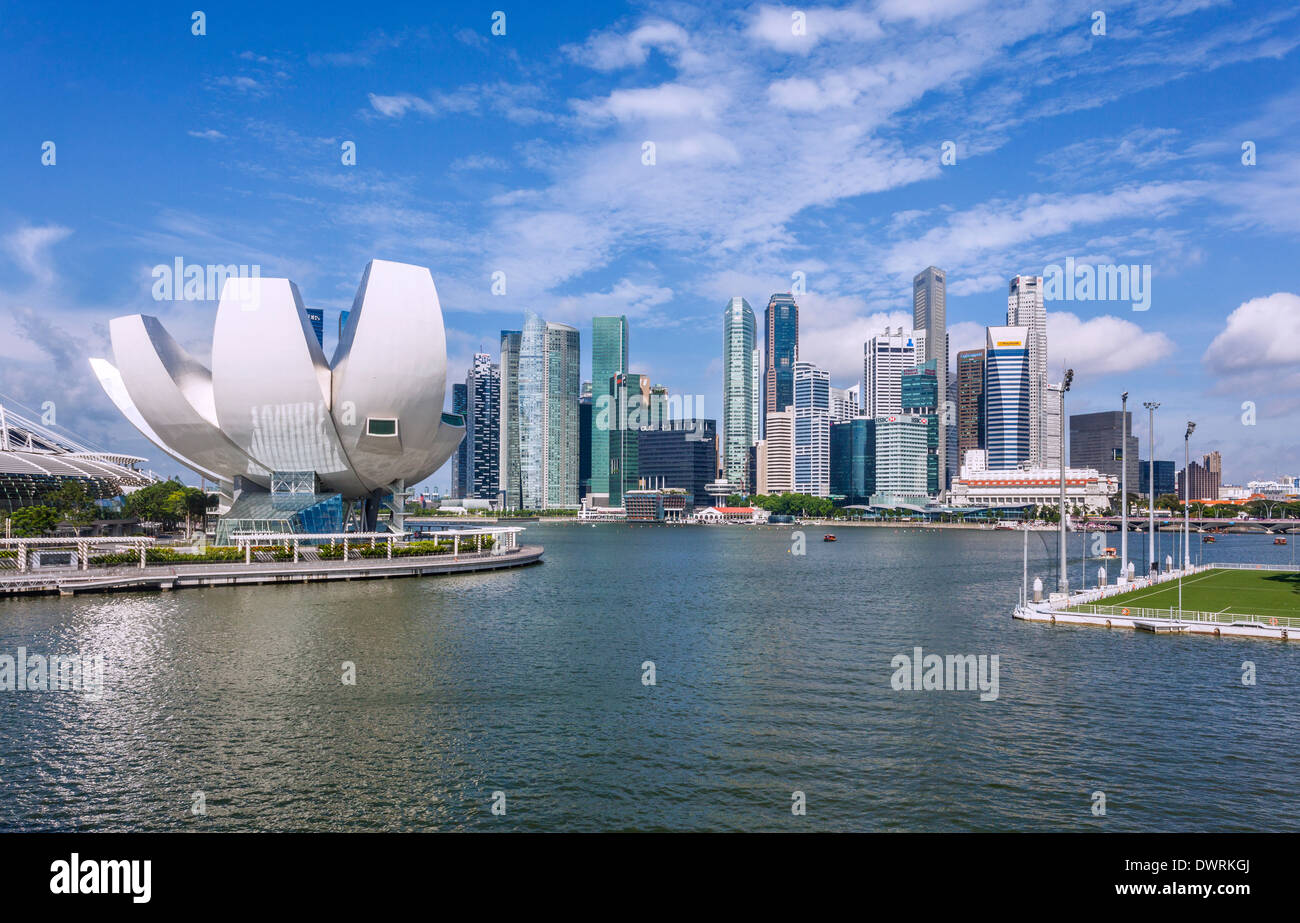 Singapur, Marina Bay mit Wissenschaft Museum für Kunst und finanziellen Bezirk skyline Stockfoto
