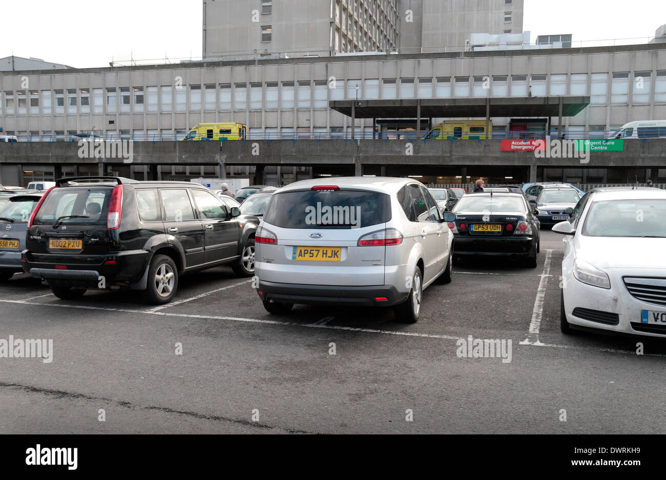 Schlecht, rücksichtslos in den Ealing Krankenhaus öffentlichen Parkplatz parken. Stockfoto