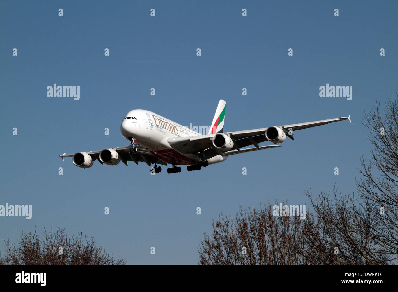 Emirates Airbus A380-861 (A6-EER) kommen, um in London Heathrow, UK zu landen. (März 2014) Stockfoto