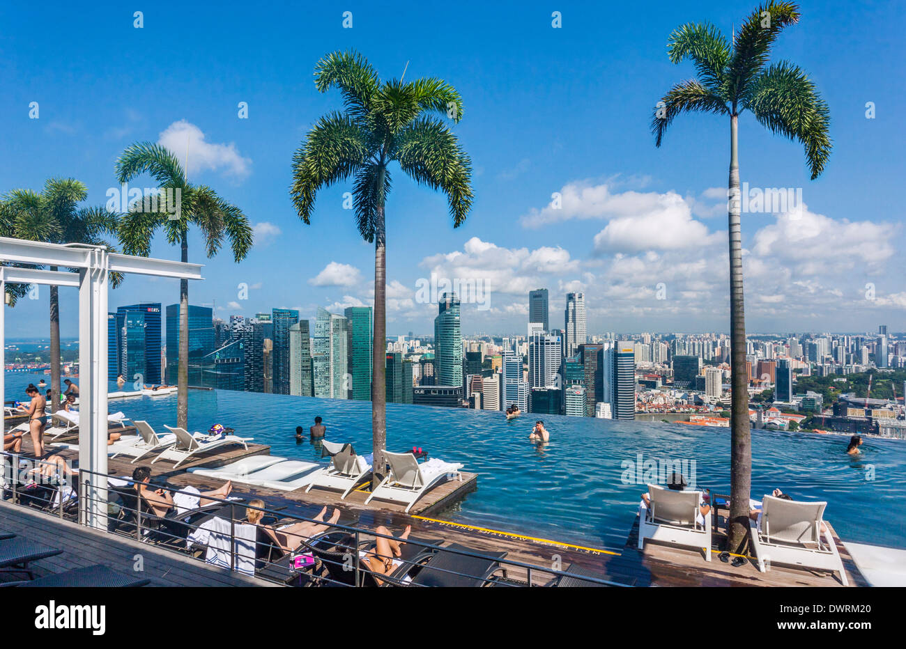 Singapur, unendlich Rand Schwimmbad im Sands SkyPark im 57. Stock des Marina Bay Sands Hotel Stockfoto