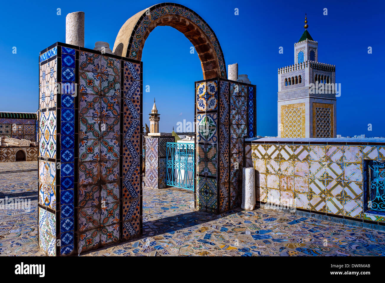 Nordafrika, Tunesien, Tunis. Das Minarett der großen Moschee Zaytuna, Blick von den Terrassen. Stockfoto