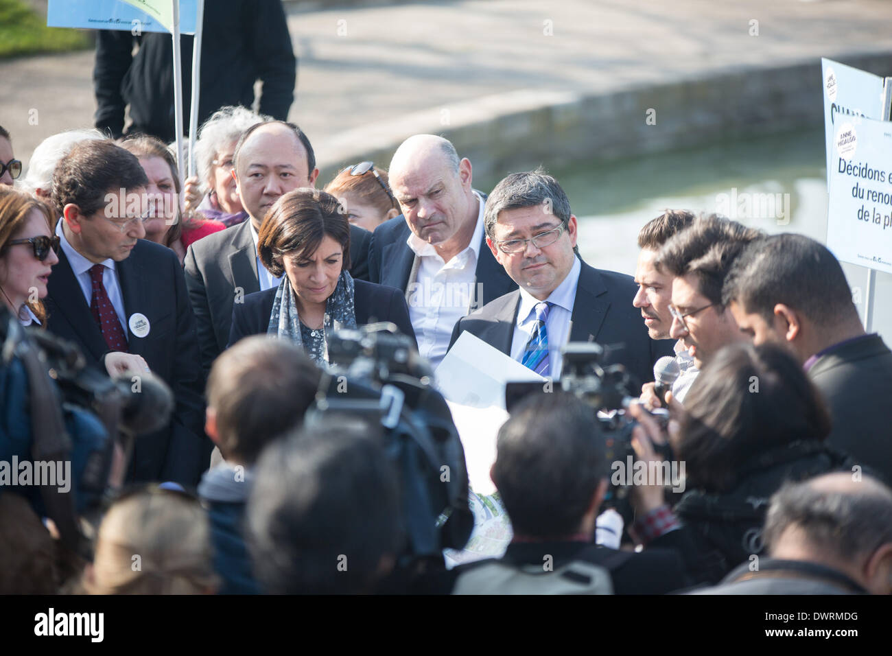 Paris, Frankreich. 12. März 2014. Anne Hidalgo, der Ps-Anwärter für Bürgermeister von Paris im Jahr 2014 mit dem Bürgermeister von Rom, Ignazio Marino und Jerome Coumet, oben auf der Liste im 13. Arrondissement von Paris. Pläne für künftige Renovierungen zu präsentieren wurde die Ernennung auf Italiens Platz eingerichtet. Bildnachweis: Michael Bunel/NurPhoto/ZUMAPRESS.com/Alamy Live-Nachrichten Stockfoto