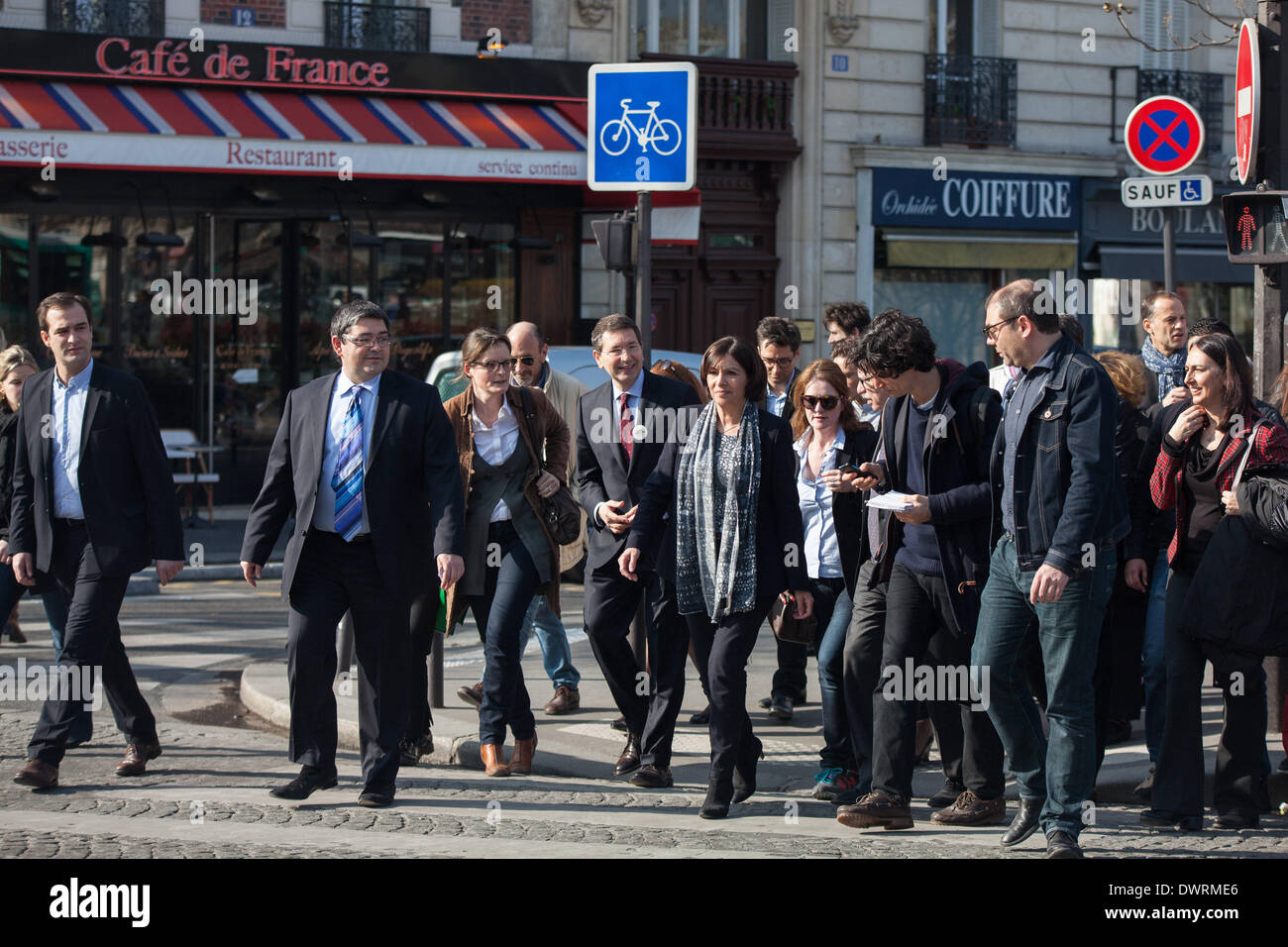 Paris, Frankreich. 12. März 2014. Anne Hidalgo, der Ps-Anwärter für Bürgermeister von Paris im Jahr 2014 mit dem Bürgermeister von Rom, Ignazio Marino und Jerome Coumet, oben auf der Liste im 13. Arrondissement von Paris. Pläne für künftige Renovierungen zu präsentieren wurde die Ernennung auf Italiens Platz eingerichtet. Bildnachweis: Michael Bunel/NurPhoto/ZUMAPRESS.com/Alamy Live-Nachrichten Stockfoto