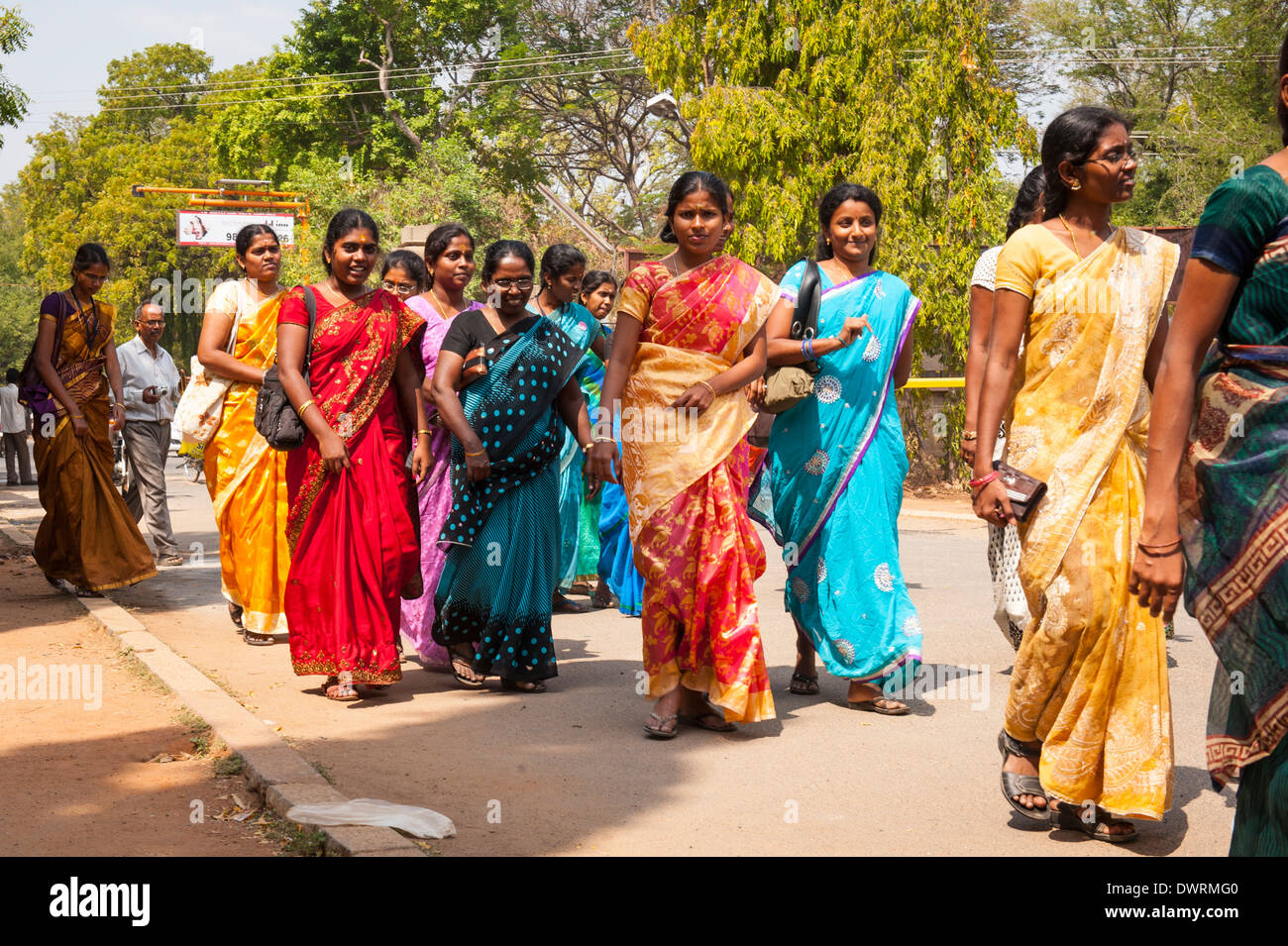 Süd-Süd-Indien, Tamil Nadu, Madurai Gandhi Memorial Museum jungen College-Studenten besuchen junge Mädchen Frauen Damen Frauen Stockfoto