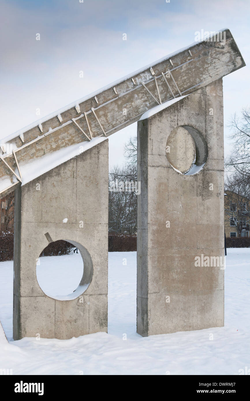 Details der Sonnenuhr Skulptur im Park Sonnenuhr (Solursparken) im 50er Jahre Vorort Vallingby westlich von Stockholm, Schweden, mit Schnee. Stockfoto