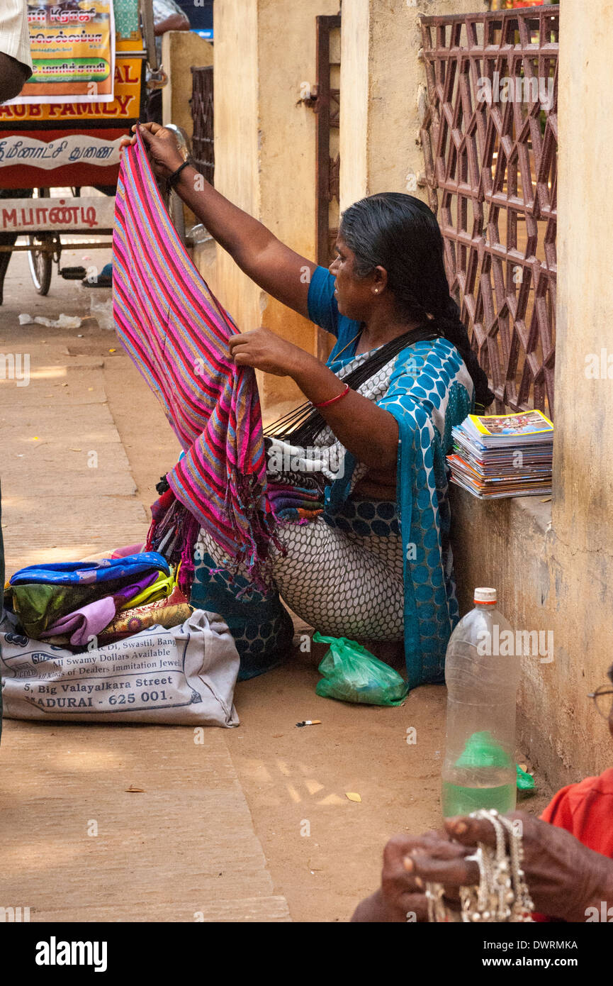 Süd Süd Indien Tamil Nadu Madurai Straße Frau Dame weiblichen Anbieter Hausierer Schal Schals Schals bunt bunte Pflaster Gehweg Zeitschriften Stockfoto