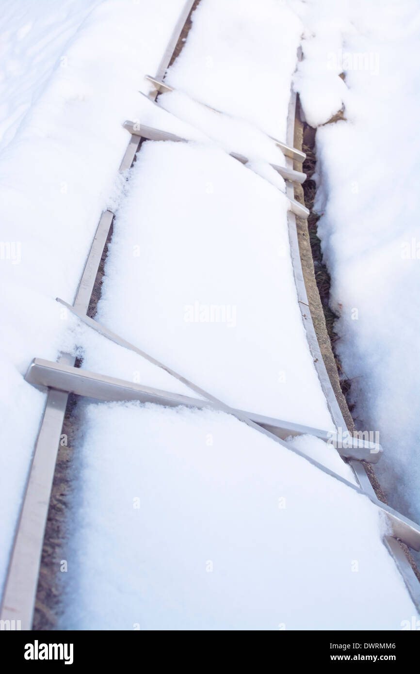 Details der Sonnenuhr Skulptur im Park Sonnenuhr (Solursparken) im 50er Jahre Vorort Vallingby westlich von Stockholm, Schweden, mit Schnee. Stockfoto
