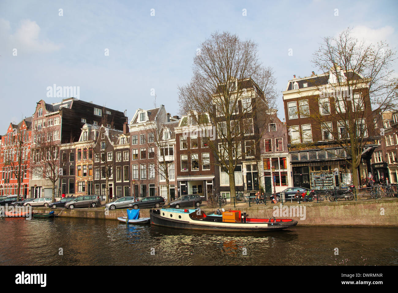 AMSTERDAM, Niederlande - 25. März 2011: Blick auf eine typische Straße in der Nähe eines Kanals in das Zentrum von Amsterdam, Niederlande. Stockfoto