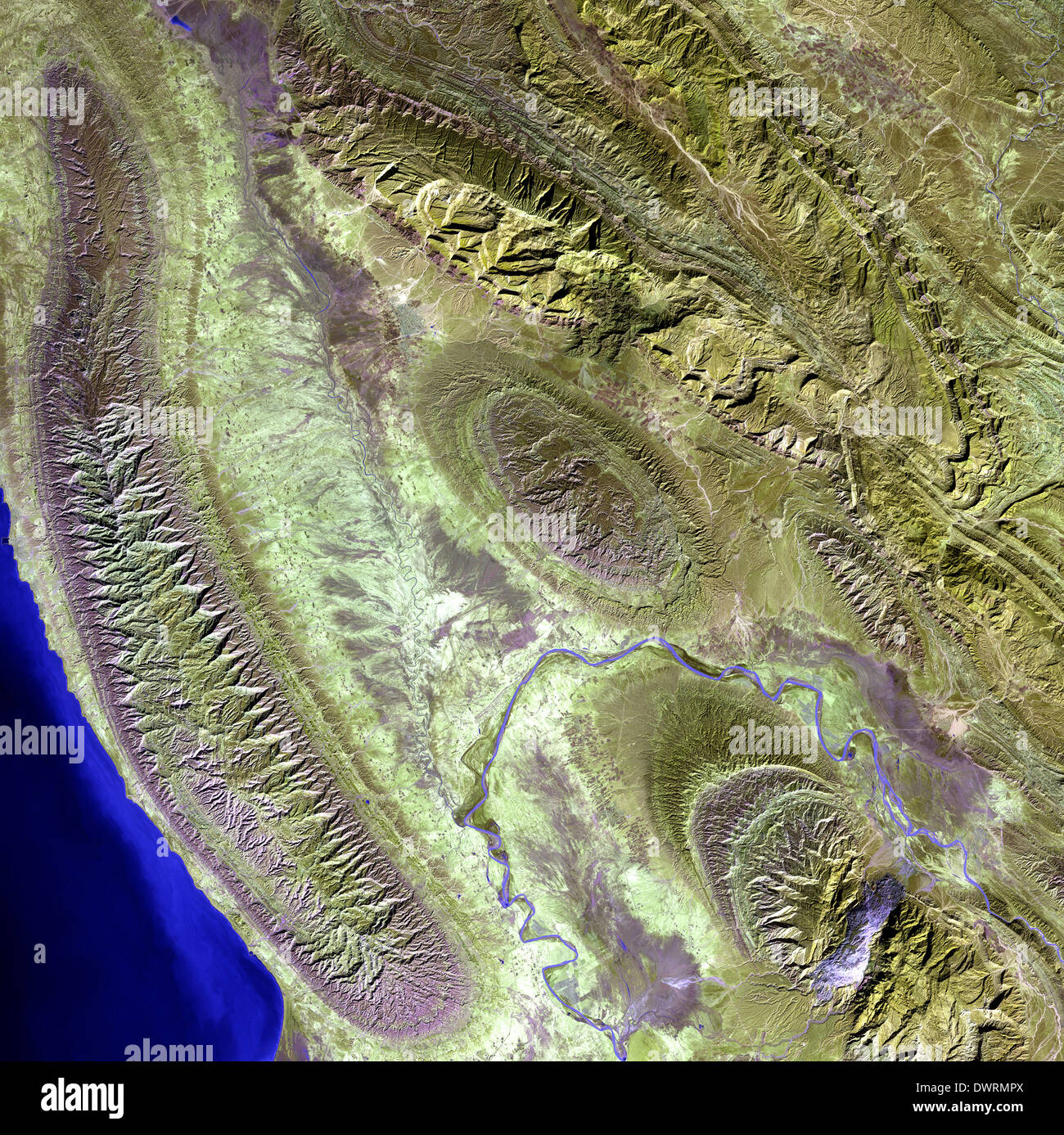 Konari, Iran 1. Februar 2000, schmiegen sich Mand-Fluss und die kleine Stadt Konari in das Zagros-Gebirge im westlichen Iran. Stockfoto