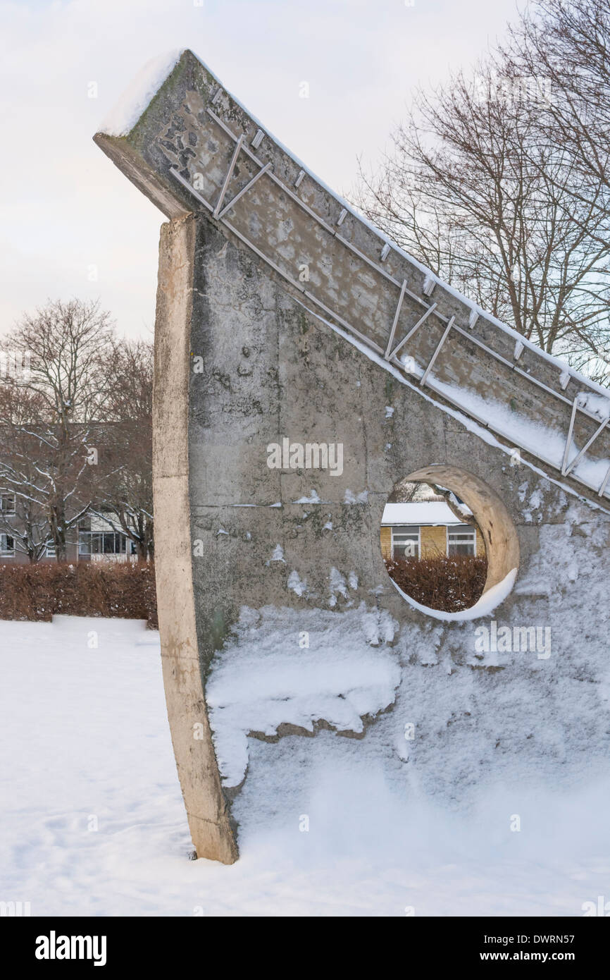 Details der Sonnenuhr Skulptur im Park Sonnenuhr (Solursparken) im 50er Jahre Vorort Vallingby westlich von Stockholm, Schweden, mit Schnee. Stockfoto