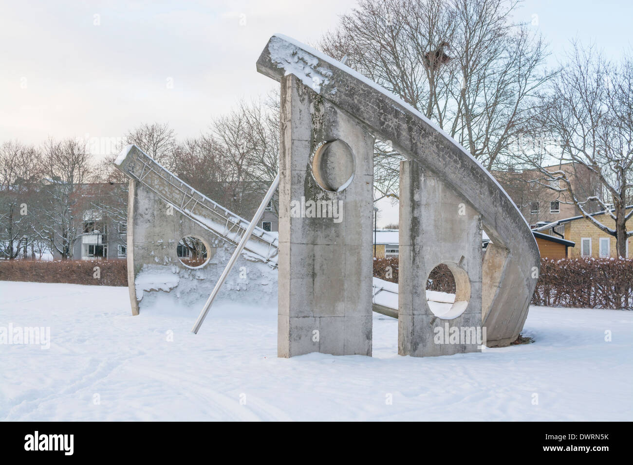 Details der Sonnenuhr Skulptur im Park Sonnenuhr (Solursparken) im 50er Jahre Vorort Vallingby westlich von Stockholm, Schweden, mit Schnee. Stockfoto