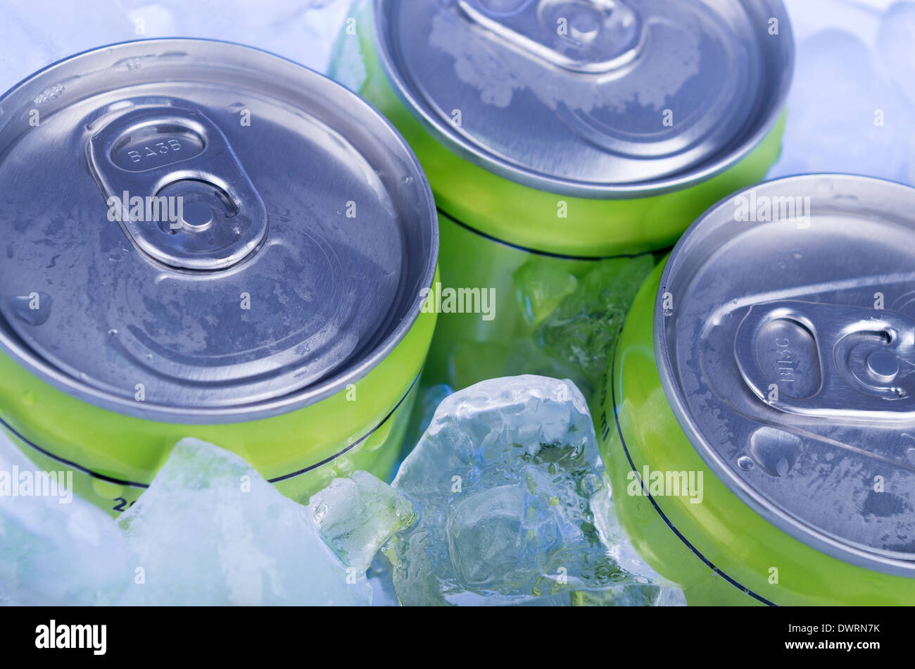 grüne Getränkedose in crushed-ice Stockfoto