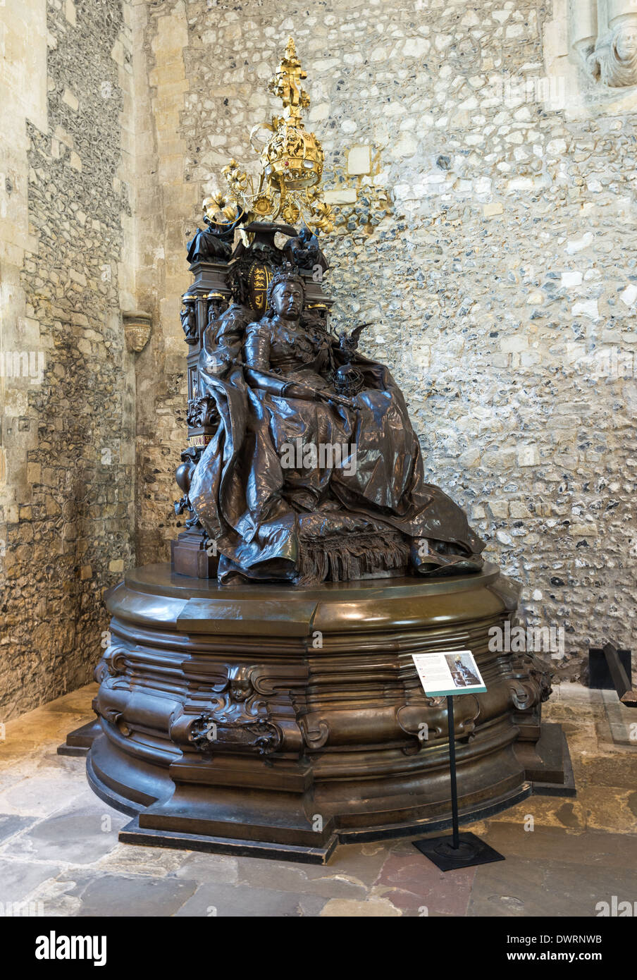 Sitzende Statue der Königin Victoria von Großbritannien in die große Halle, Winchester Castle, Hampshire, England, UK Stockfoto