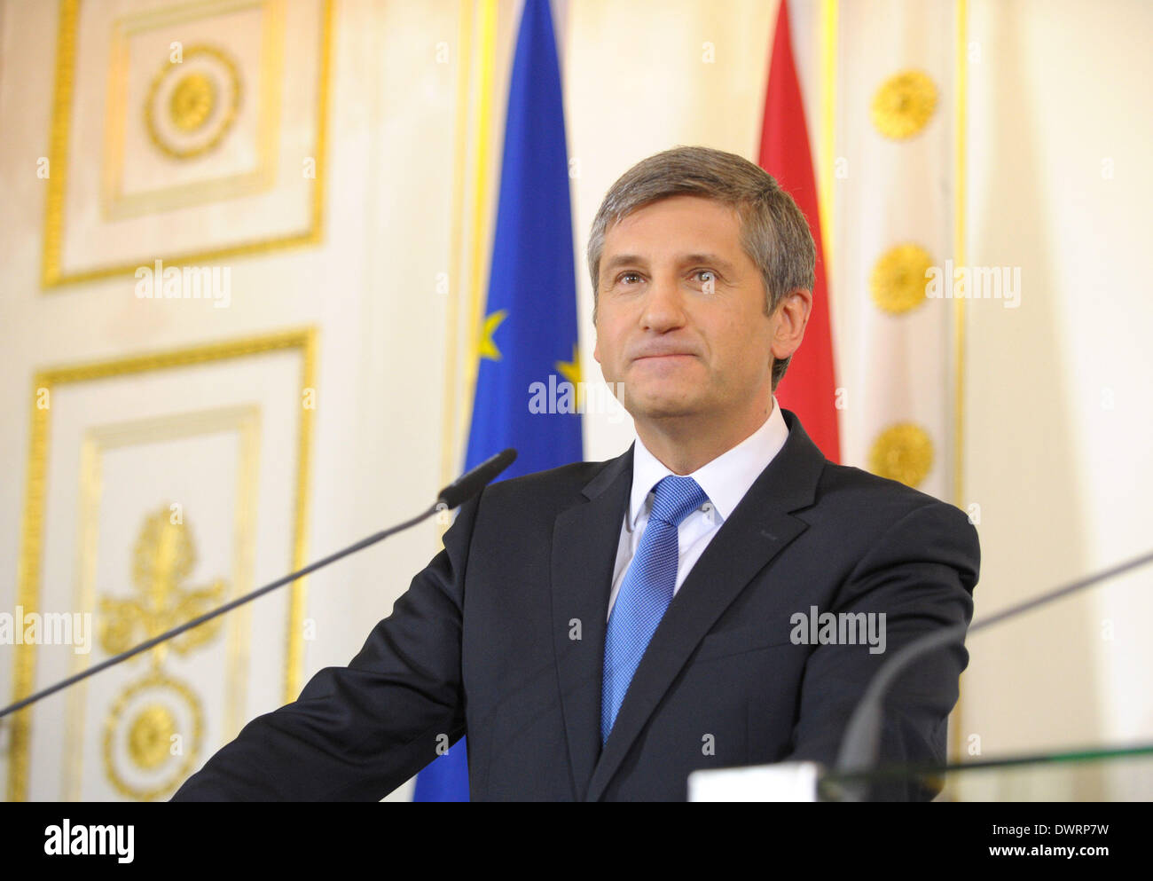 Wien, Österreich. 12. März 2014. Österreichische Finanzminister Michael Spindelegger besucht eine Pressekonferenz nach einer Kabinettssitzung in Wien, Hauptstadt von Österreich, 12. März 2014. Das österreichische Kabinett gab grünes Licht Mittwoch für eine erneute Finanzspritze in Schwierigkeiten geratenen Bank Hypo Alpe Adria, Kronen Zeitung Zeitung berichtet. © Qian Yi/Xinhua/Alamy Live-Nachrichten Stockfoto